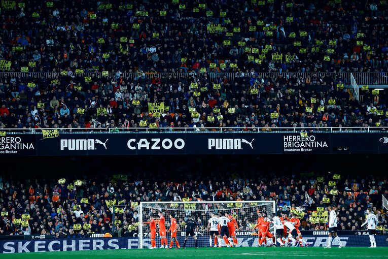 〈久保建英ソシエダ月間MVP〉敵地で憎まれるのは名が知れた証拠だが…「クボへの徹底マーク」と“1枚も撮れなかったシーン”とは(18)