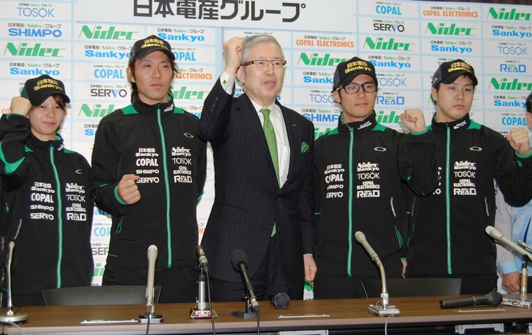 加藤条治や高木菜那らを輩出した日本電産サンキョー。真ん中は永守重信会長（2014年撮影） ©JIJI PRESS