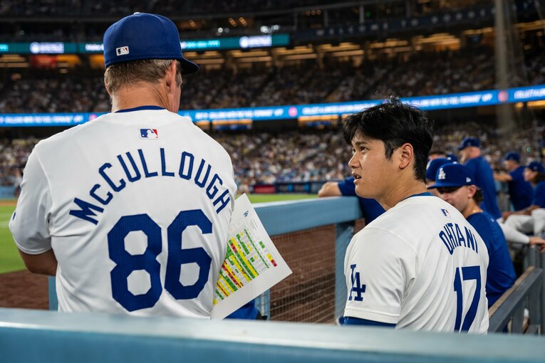 一塁コーチのクレイトン・マックロー氏と会話する大谷　©Nanae Suzuki