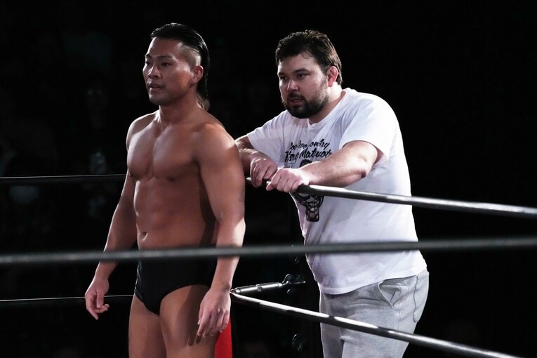 日本プロレス連盟の交流戦で松本達哉のセコンドについたウルフアロン。5月12日、新宿FACE　©Essei Hara
