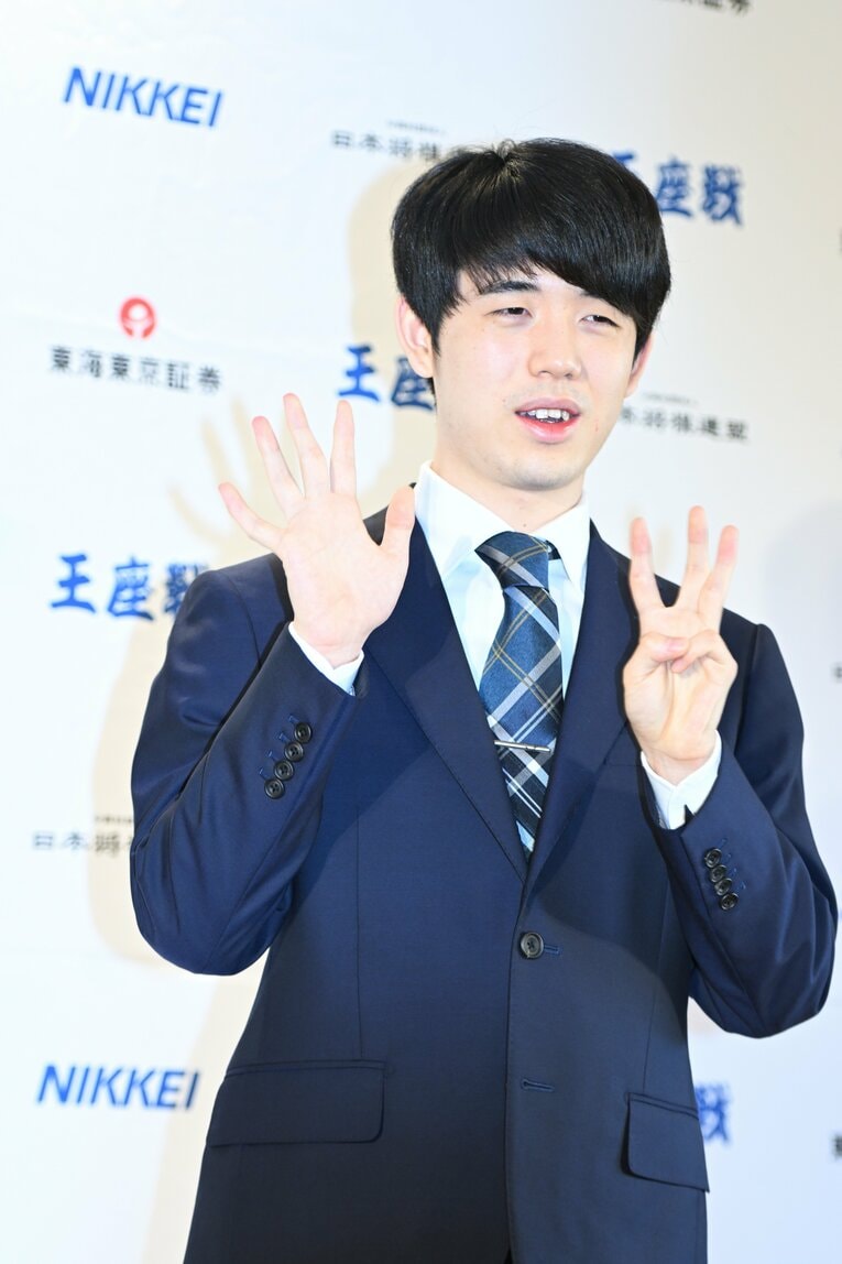 指を8つ立てて「8」を表現　©Keiji Ishikawa