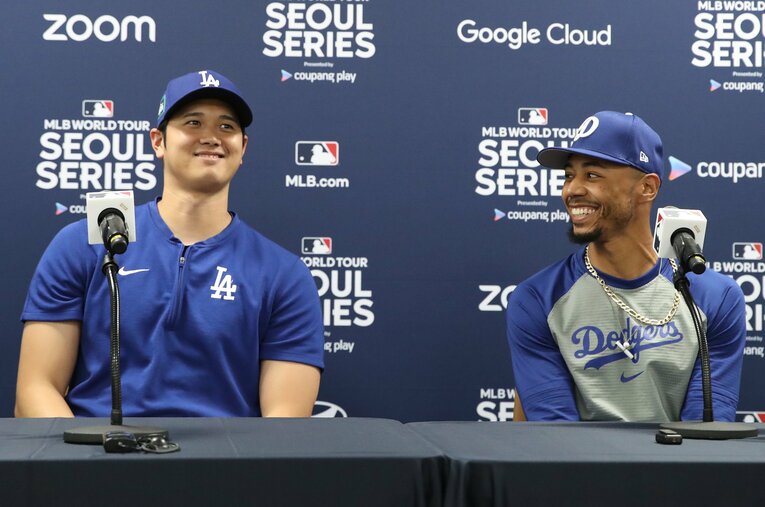 韓国でのMLB初開催を前にした会見で笑顔の大谷翔平とベッツ ／ photograph by Chung Sung-Jun/Getty Images