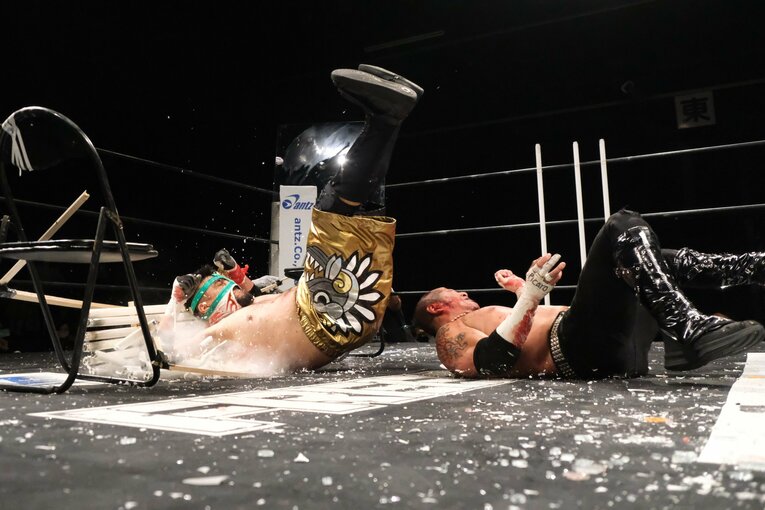 ガラスが刺さり大流血で「ニヤリ」今年47歳の“不適切おじさん”葛西純がデスマッチで伝えたいこと 「お前ら、これを知らずに人生終わるのか？」(18)