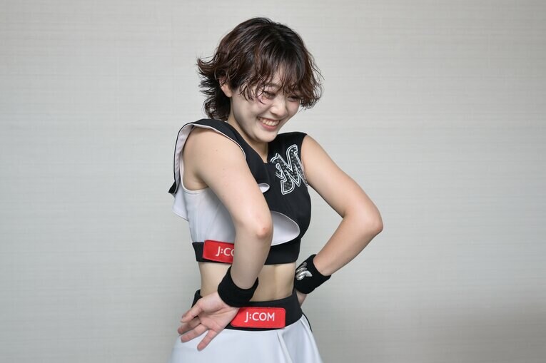 関節の柔らかさをアピールするMEIさん　©︎Hideki Sugiyama