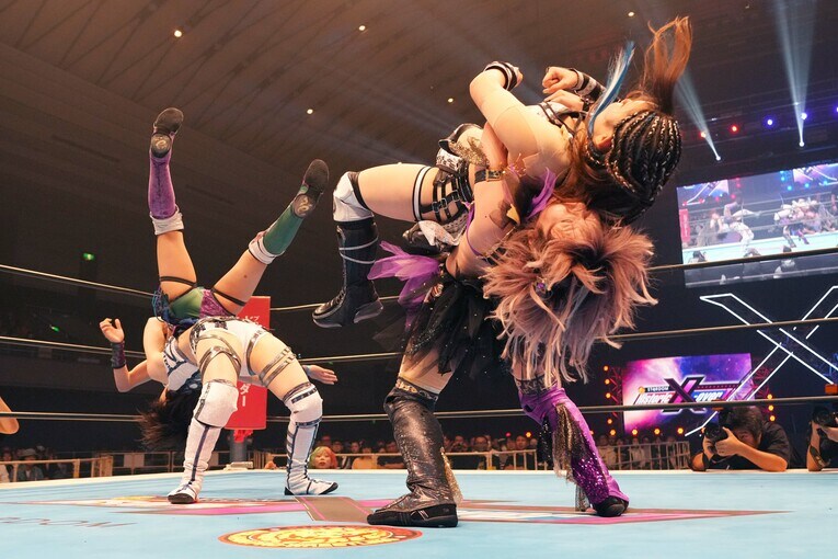 安納サオリとスープレックスの競演。11月17日、大阪府立体育会館　©Essei Hara