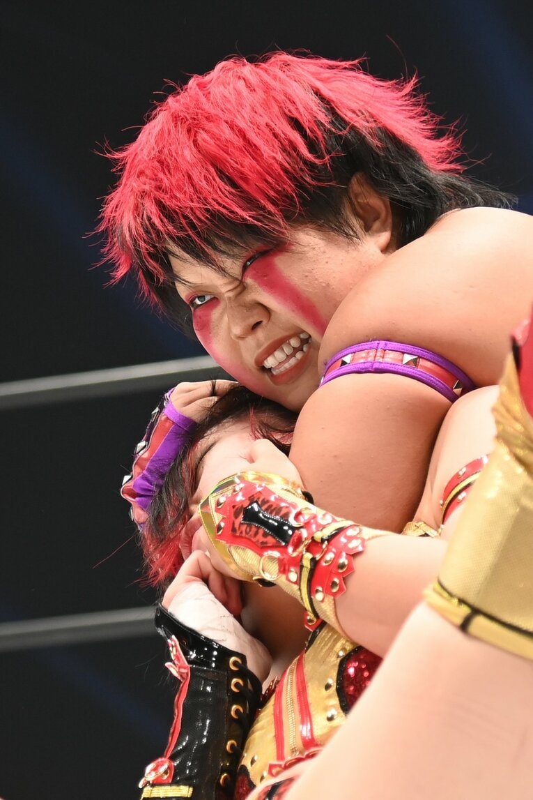 林下詩美を絞め上げる刀羅ナツコ