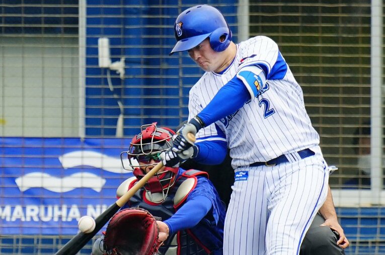 新人王は逃したものの、昨年は圧倒的な打撃成績で新人特別賞獲得。オフは大和と自主トレを積んだことで、守備面でもさらなる成長が見込まれる ／ photograph by KYODO