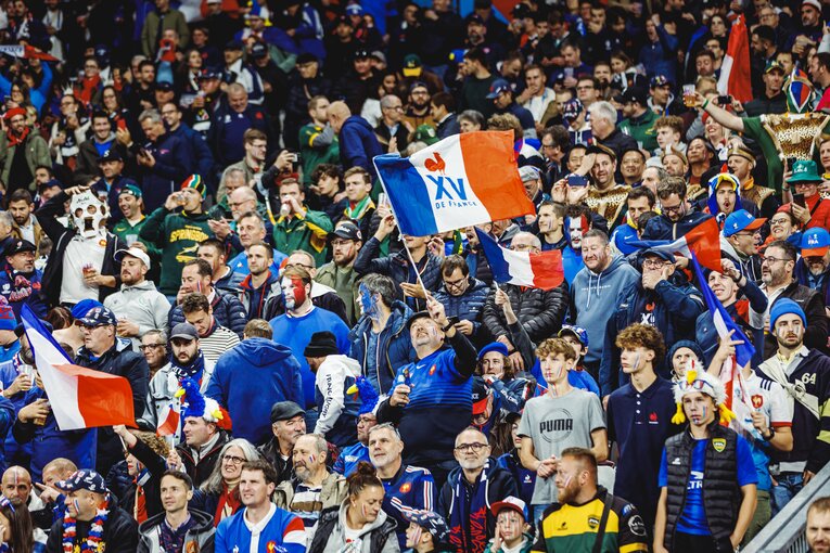 スタンドには両国入り混じったサポーターの姿が。これがラグビーの醍醐味でもある　©︎Kiichi Matsumoto