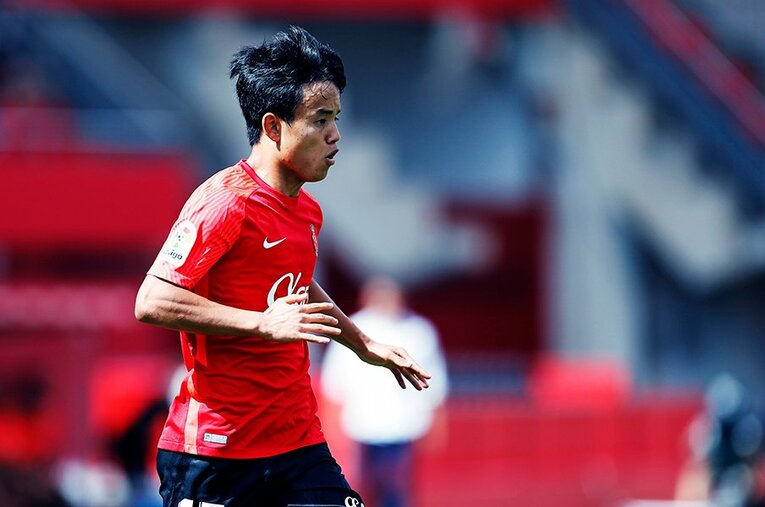 「クボ、ユニフォームちょうだい！」久保建英の“ティキタカ”は地元の子供、タクシー運転手にも人気… ビジャレアル相手に見せた敬意とは〈激写〉(20)