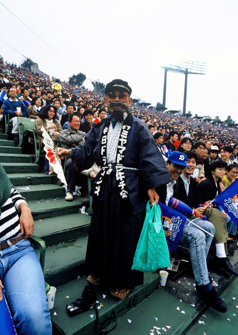 1988年日本シリーズ、中日vs西武戦。法被姿で応援する中日ファン　©Number