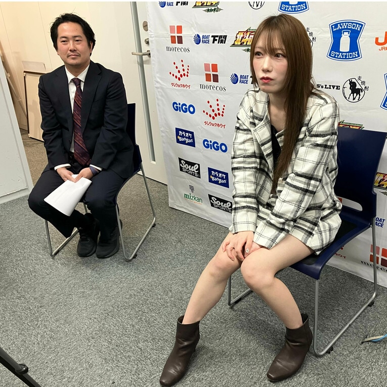 スターダムの岡田太郎社長と鹿島沙希　©Essei Hara