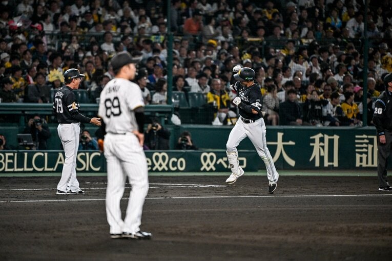 阪神・石井大智から値千金の同点弾を放ったソフトバンク・柳田悠岐　©Nanae Suzuki