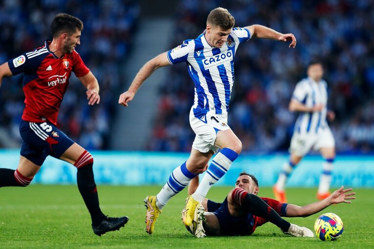 「TAKE 14」ユニ少年の期待に応えて…前髪イメチェン久保建英のW杯後ソシエダ初戦「ゴールへの気迫＋守備」を撮った〈写真多数〉(49)