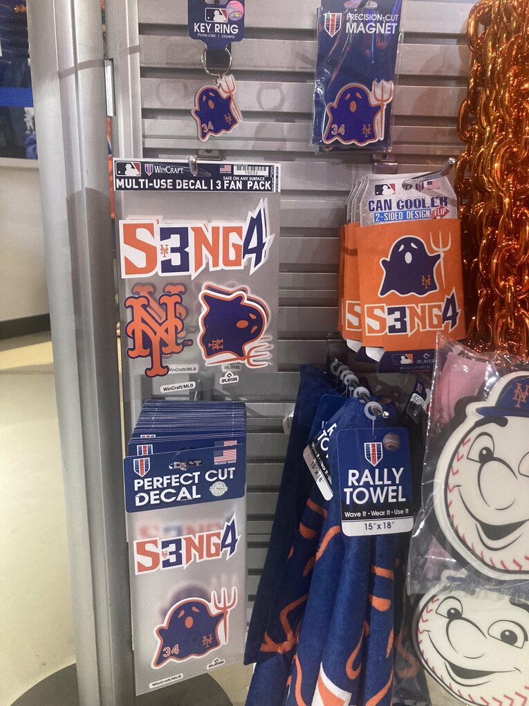 シティフィールドで販売されている「お化けフォーク」グッズ（3/3）©︎Daisuke Sugiura