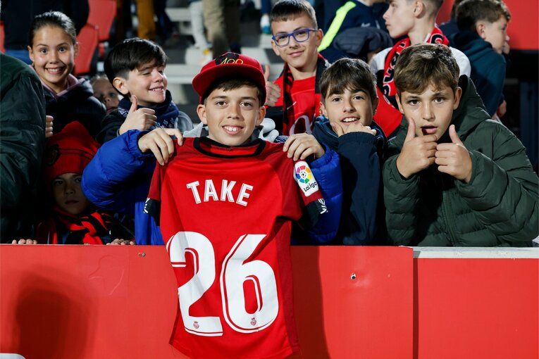 マジョルカ時代の久保のユニフォームを手にするキッズも　©Daisuke Nakashima