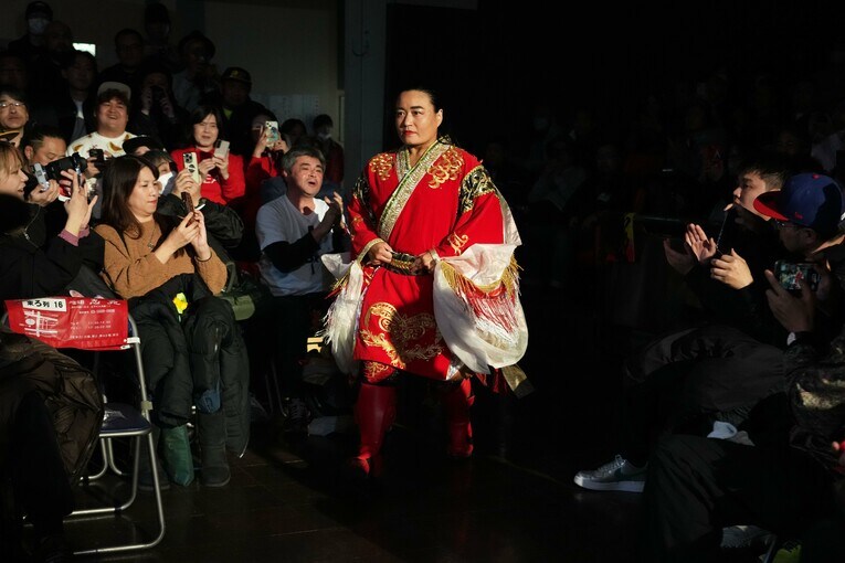 先に入場する里村明衣子。2月16日、後楽園ホール　©Essei Hara