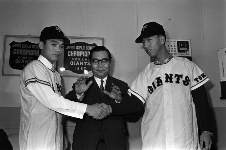 初のドラフト会議で巨人1位指名。入団発表する堀内恒夫（右）と江藤省三（左）。中央は正力亨オーナー ©JIJI PRESS