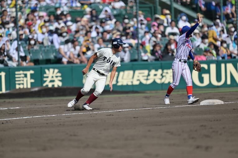 初回、5番・海老根優大がセンター前ヒットを打つも二塁ランナーは生還できず…　©Hideki Sugiyama