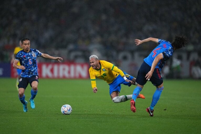 ネイマールとのマッチアップ　©JMPA