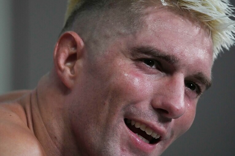 笑顔で優勝の喜びを語るザック　©Essei Hara