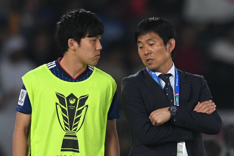 2019年のアジアカップにて、森保一監督と会話をする遠藤航