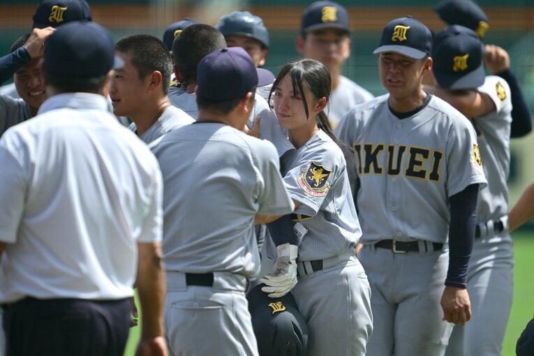 準々決勝・智弁和歌山戦で敗れ、肩を落とす選手を励ます星よつはさん　©Hideki Sugiyama