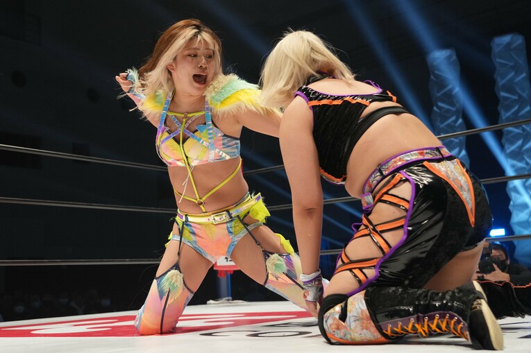 琉悪夏を殴る羽南　©Essei Hara