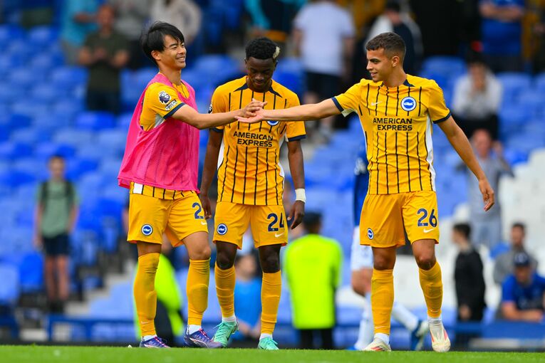 勝利を祝うアヤリと三笘（2024年8月）　©AFLO