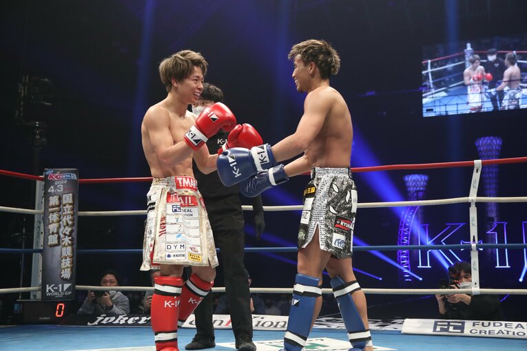 エキシビション後には互いを称え合った二人　©Takao Masaki