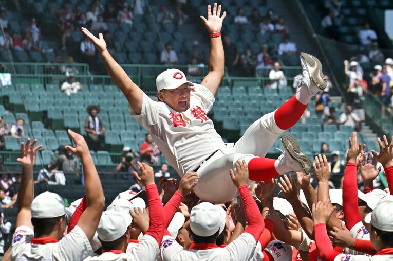 夏の甲子園を制し、智弁和歌山ナインから胴上げされる中谷仁監督 ／ photograph by Hideki Sugiyama
