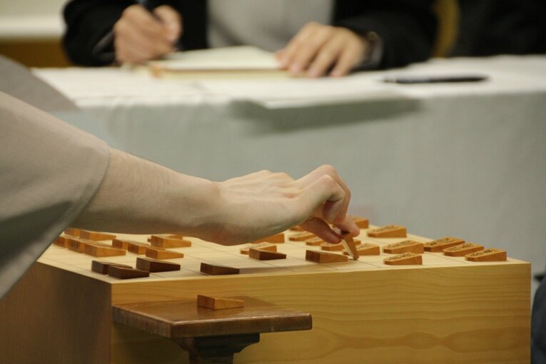 【名人戦第3局・羽田空港対局の様子】藤井名人の美しい手つき　©NumberWeb