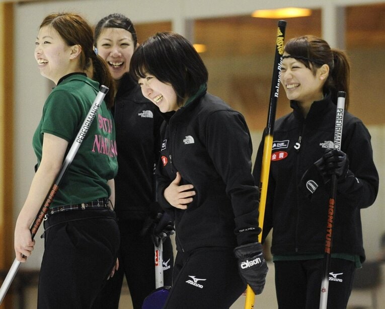【カーリング女子レア写真】2011年の藤沢五月（当時19歳。中央）や市川美余（当時21歳）…写真は右に続きます　©Kyodo News