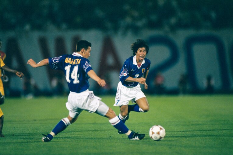 アトランタ五輪代表では中田英寿（当時19歳）と中盤を構成。1977年1月生まれの中田は「飛び級」での選出だった　©BUNGEISHUNJU