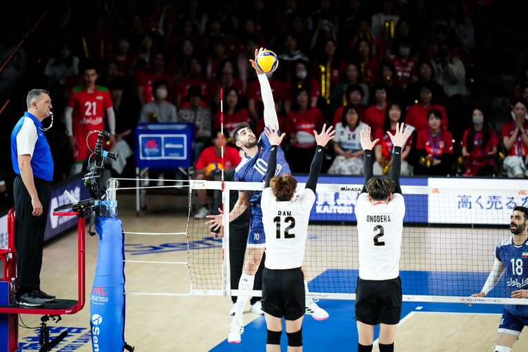 高橋藍、小野寺太志のブロック（VNLイラン戦）　©︎Volleyball Wrold