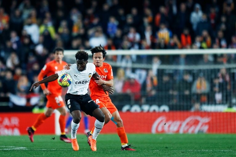 〈久保建英ソシエダ月間MVP〉敵地で憎まれるのは名が知れた証拠だが…「クボへの徹底マーク」と“1枚も撮れなかったシーン”とは(37)