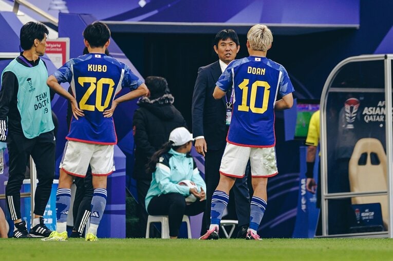 バーレーン戦、堂安と久保とコミュニケーションを取る森保監督　©Kiichi Matsumoto