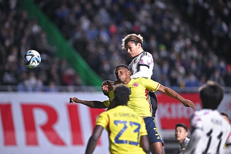 コロンビア戦の後半、上田綺世の強烈なヘディングは相手GKの好セーブに阻まれた　©Takuya Kaneko/JMPA