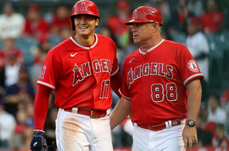 エンゼルスで指揮を執るネビン監督と大谷翔平 ／ photograph by AFLO