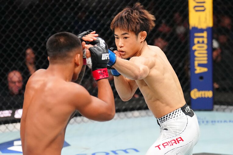 中間距離からジャブを突く平良達郎　©Zuffa LLC/UFC