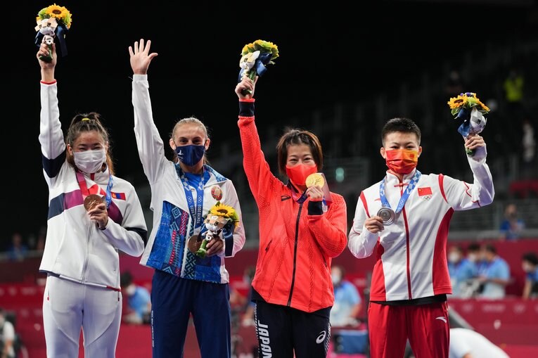 「負けたら生きていけるのか…」“禁断の愛”との批判を超えて…レスリング向田真優24歳とコーチ志土地翔大34歳が明かした覚悟《金メダル後に結婚》(5)