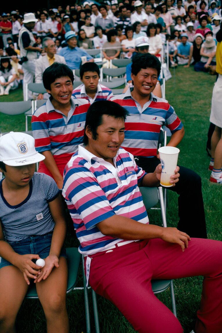 休憩所で「ジャンボ軍団」と談笑する尾崎将司（1985年）　©Sports Graphic Number