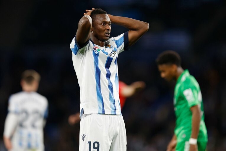 頭を抱えるサディク　©Daisuke Nakashima