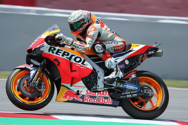 1人で3冠（ライダー部門／コンストラクター部門／チーム部門）を達成と、絶好調だった頃のマルケスの走り　photograph by Satoshi Endo