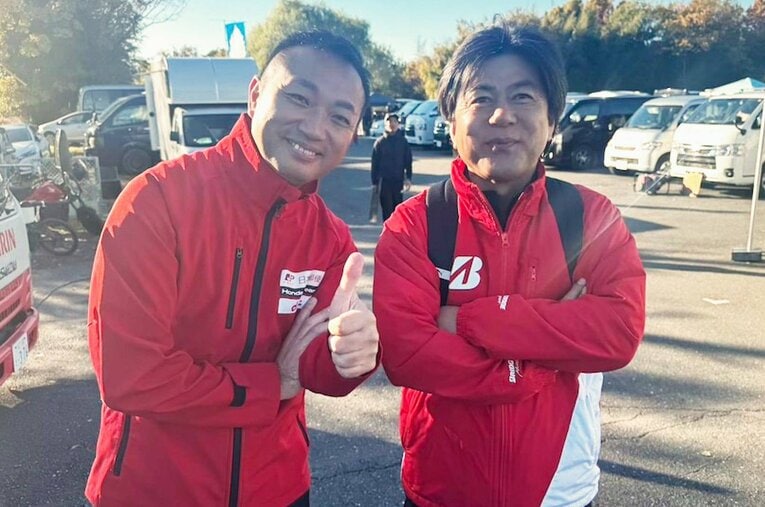 ブリヂストンのウェアを羽織ってサーキット秋ヶ瀬を訪れていた東。左は現在「日本郵便 Honda Dream TP」の代表を務める手島雄介　©Satoshi Endo