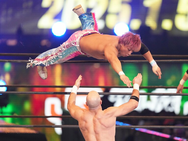 トペを放つ海野翔太　©Essei Hara