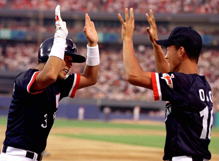 ホームランを打った松中は小野仁と喜ぶ　©REUTERS/AFLO