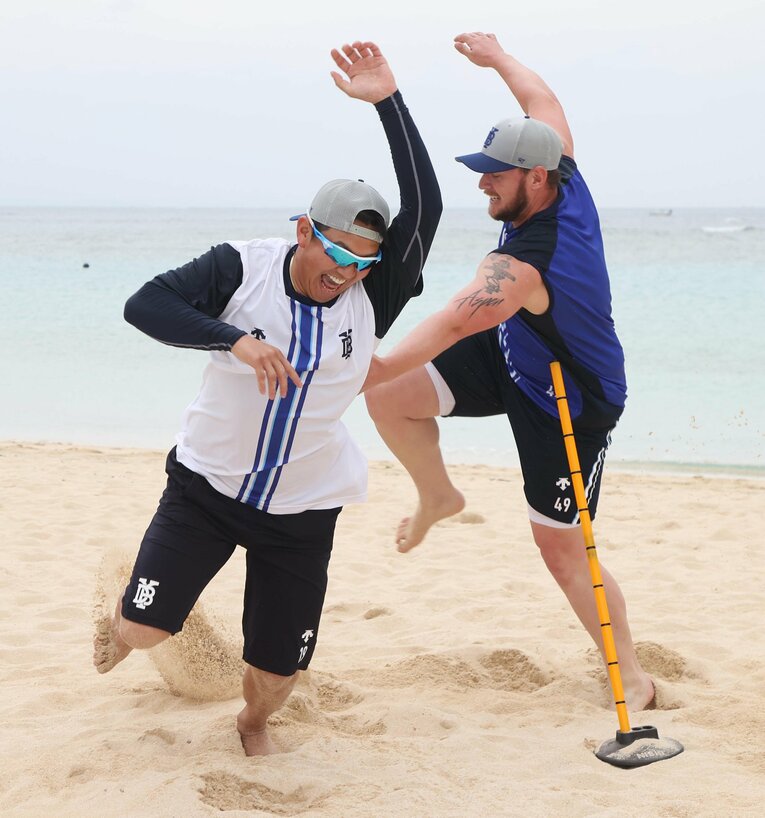 山崎康晃とウェンデルケン　©Sankei Shimbun