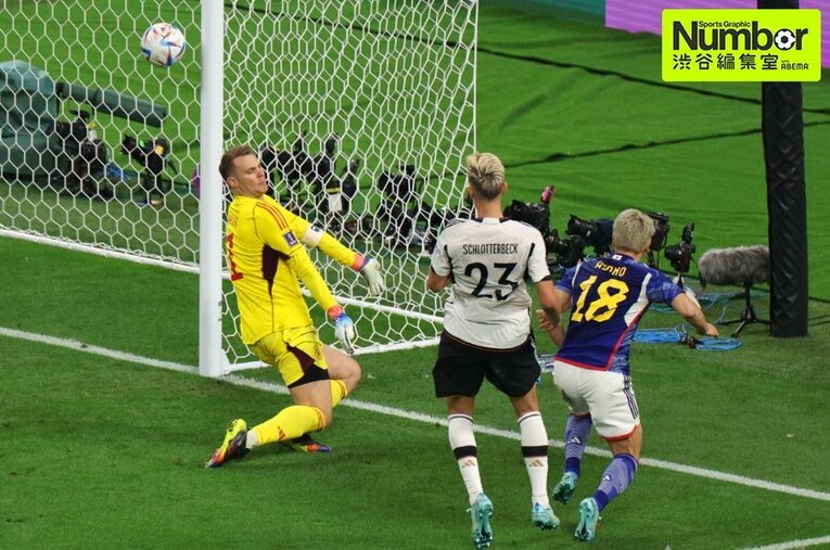 日本サッカー史で永遠に語り継がれるであろう浅野の決勝ゴール。見事なトラップから思い切りよく右足を振り抜いた ／ photograph by Getty Images