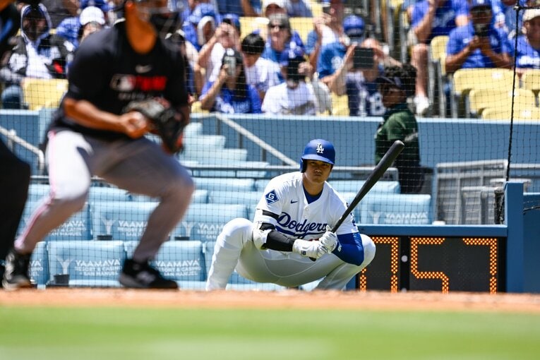 【Numberカメラマンが激写・大谷翔平の愛される日常2025年7月版：全100枚超】ネクストバッターズサークルでの準備姿　©Nanae Suzuki
