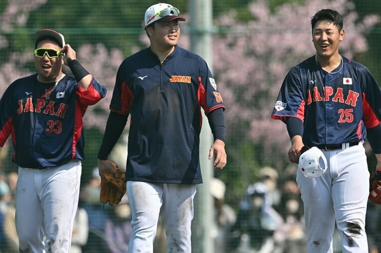 守備練習に励む（左から）山川穂高、村上宗隆、岡本和真。本塁打王経験トリオがファーストとサードの“レギュラー争い”を繰り広げる、分厚い陣容だ ／ photograph by Hideki Sugiyama